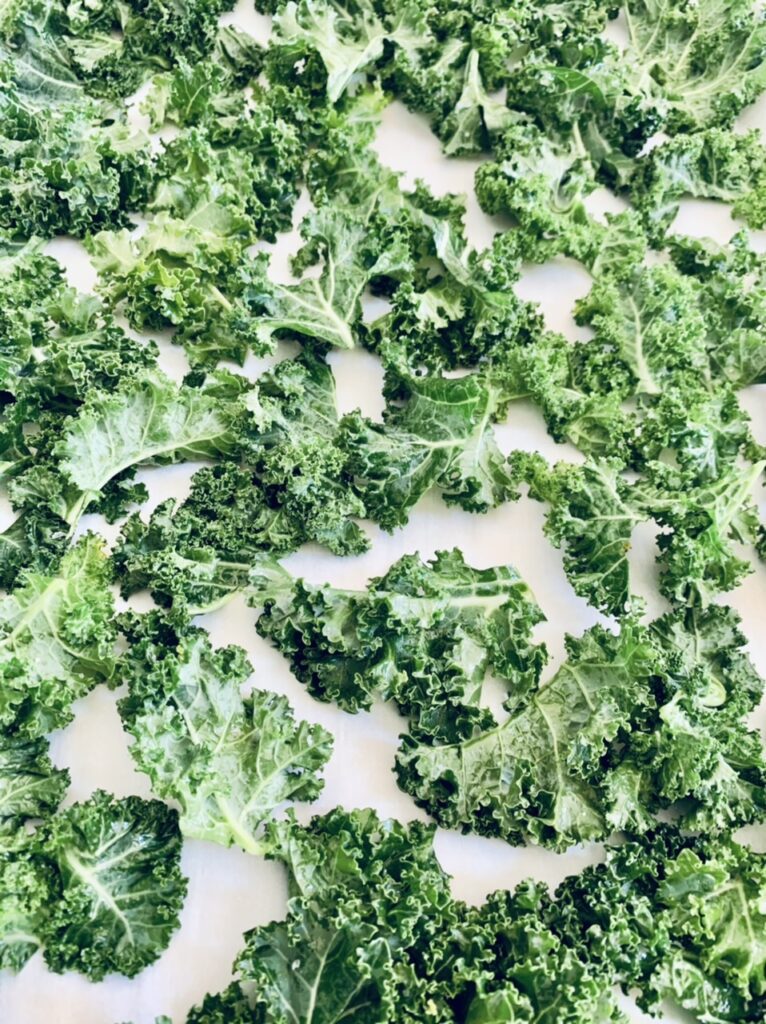 How to Make Quick & Easy Kale Chips (20 Minutes) - Fab Food Flavors